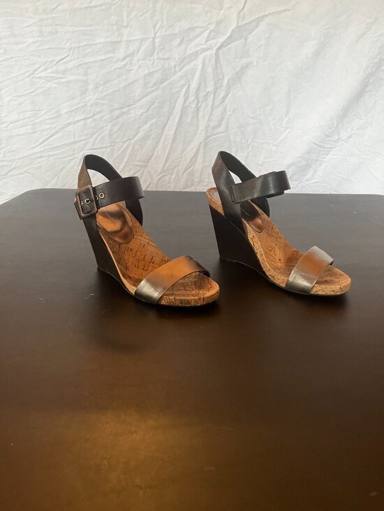 BCBG Shoes - BCBG Size 8M Brown and Black Heels